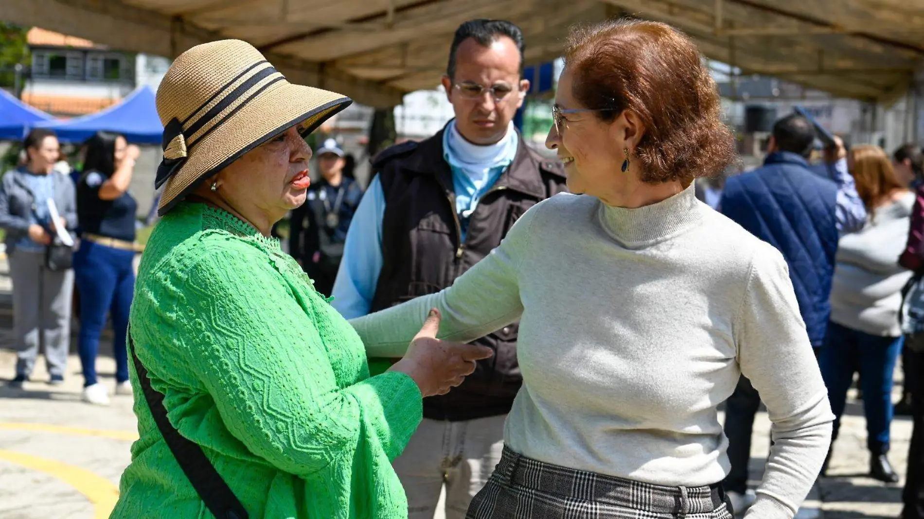 Reclaman vecinos ante alcaldesa de Naucalpan el deterioro de vialidades